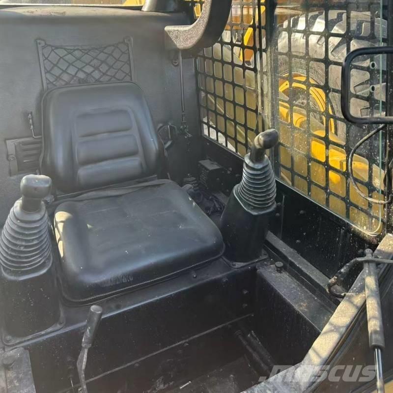 CAT 226 Lietoti riteņu kompaktiekrāvēji