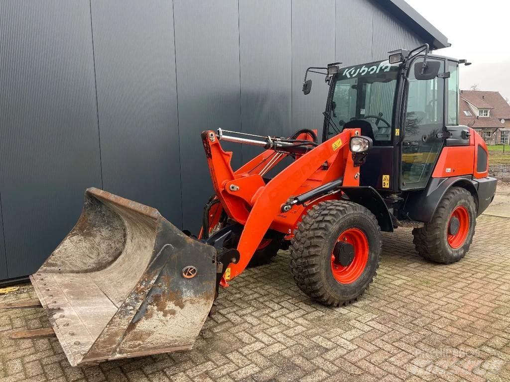 Kubota R065 Iekrāvēji uz riteņiem