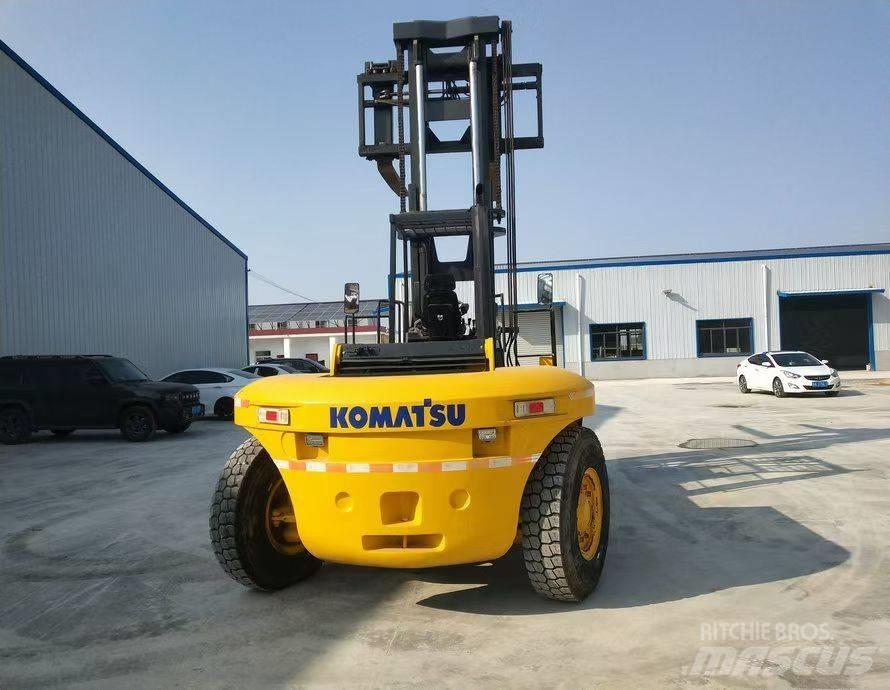 Komatsu FD200 Teleskopiskie manipulatori