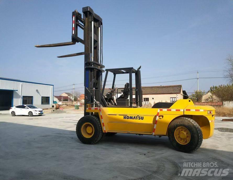 Komatsu FD200 Teleskopiskie manipulatori
