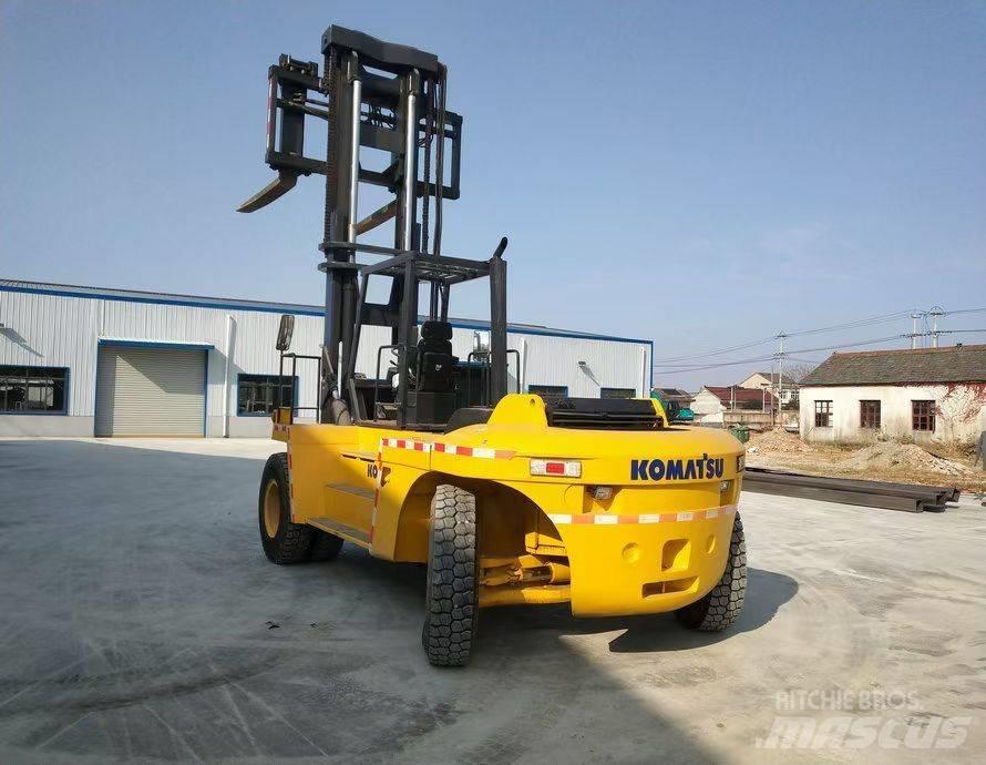 Komatsu FD200 Teleskopiskie manipulatori