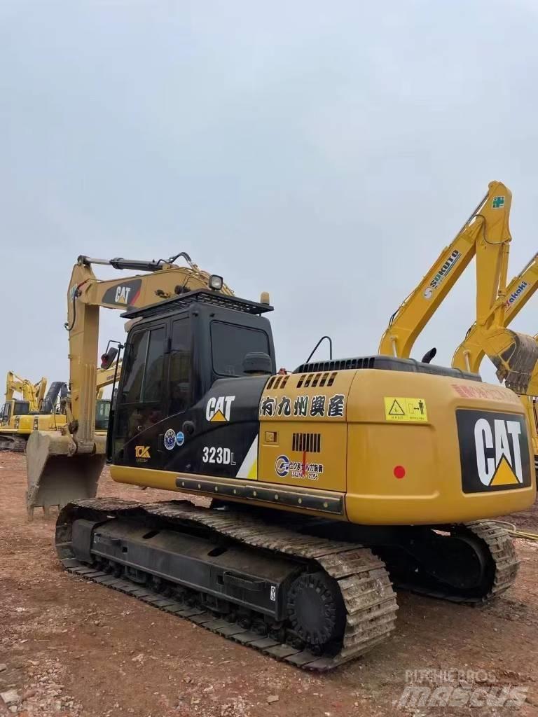 CAT 323 D L Kāpurķēžu ekskavatori
