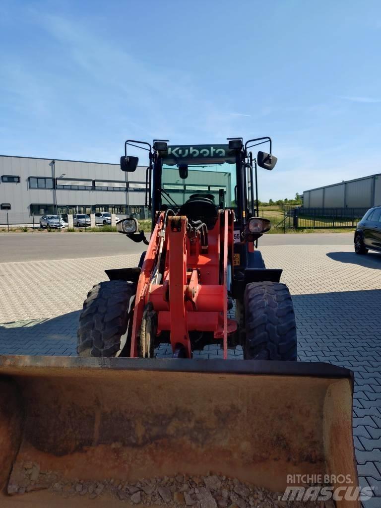 Kubota R 082 Iekrāvēji uz riteņiem