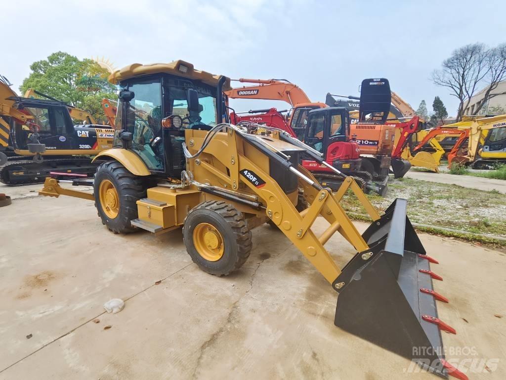 CAT 420F Ekskavatori-iekrāvēji