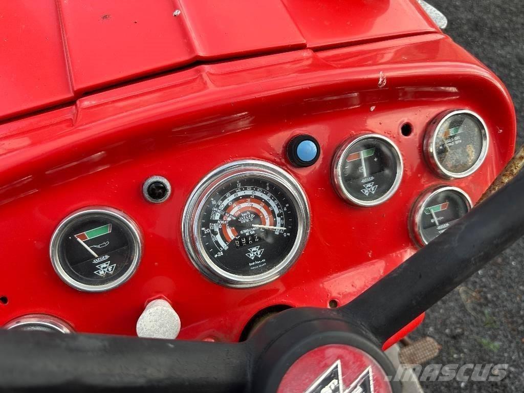 Massey Ferguson 152 Traktori
