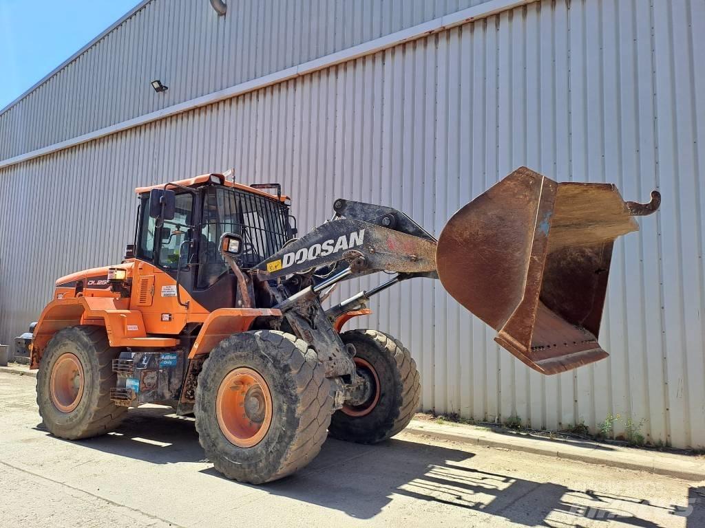 Doosan DL 250 Iekrāvēji uz riteņiem