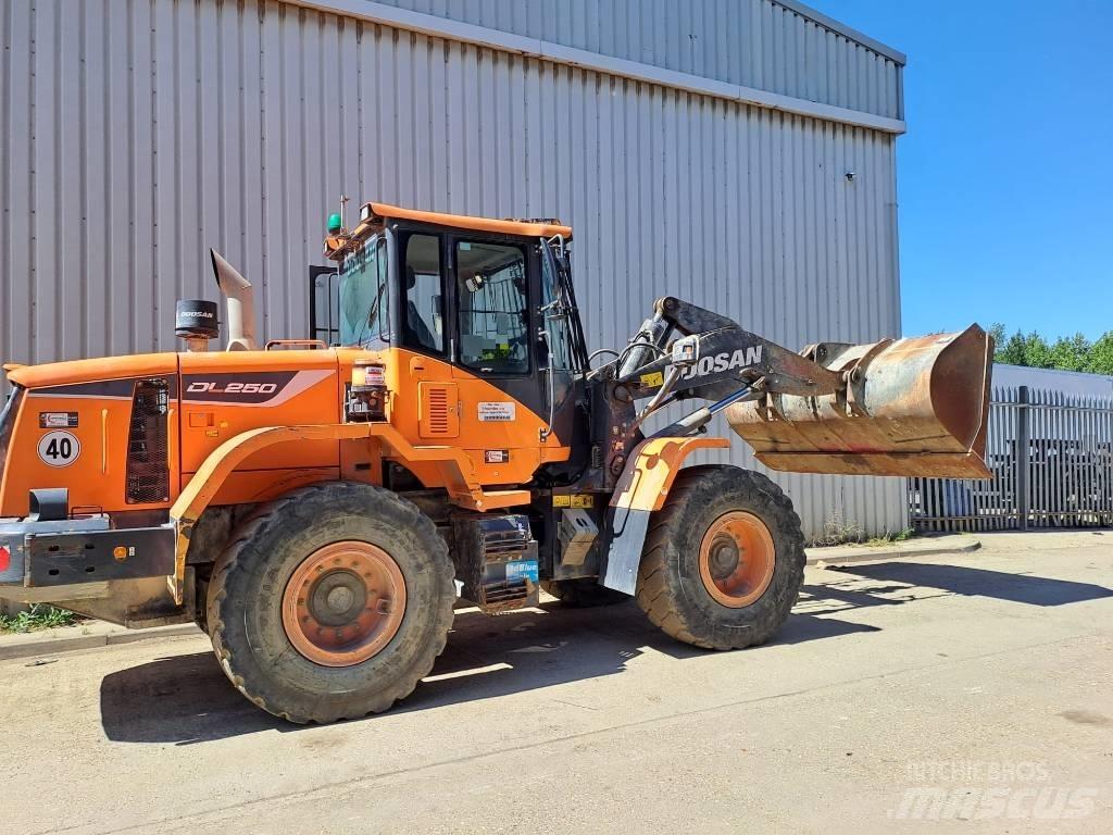 Doosan DL 250 Iekrāvēji uz riteņiem