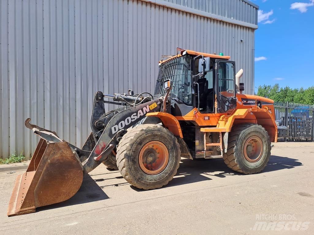 Doosan DL 250 Iekrāvēji uz riteņiem