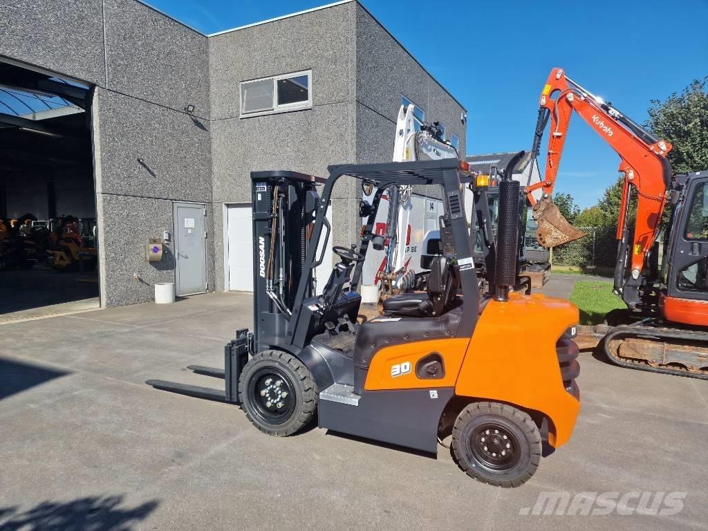 Doosan d30nxp Tehnika ar dīzeļa dzinēju
