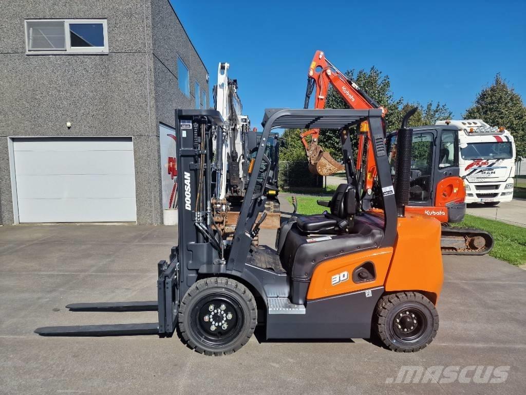 Doosan d30nxp Tehnika ar dīzeļa dzinēju