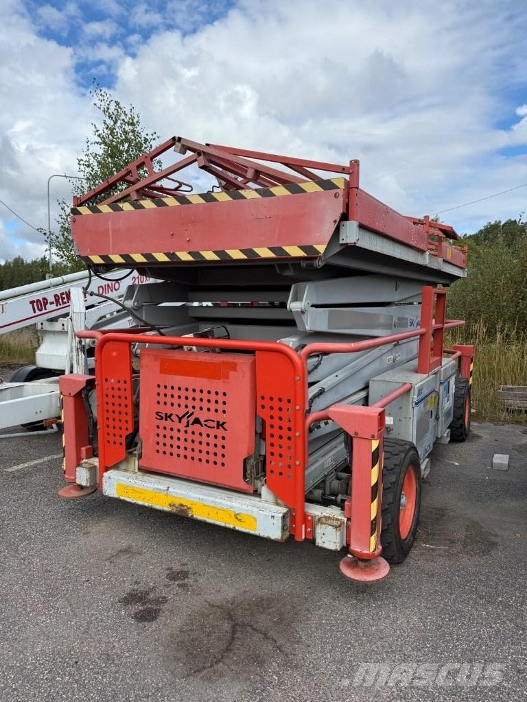 SkyJack SJ 9250 RT Šķerveida pacēlāji