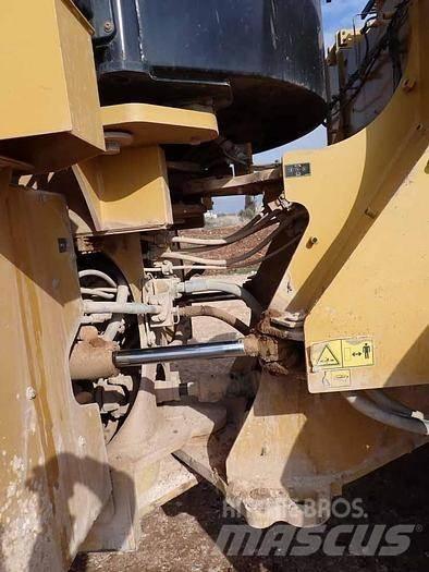 CAT 966M Iekrāvēji uz riteņiem