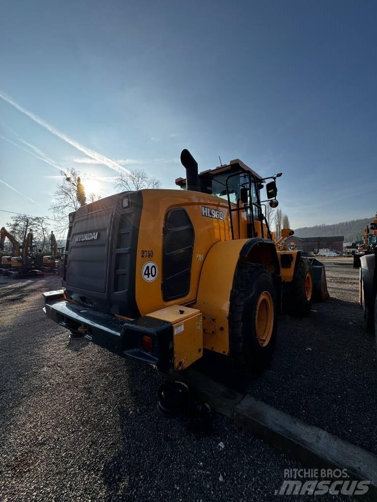 Hyundai HL 960 Iekrāvēji uz riteņiem