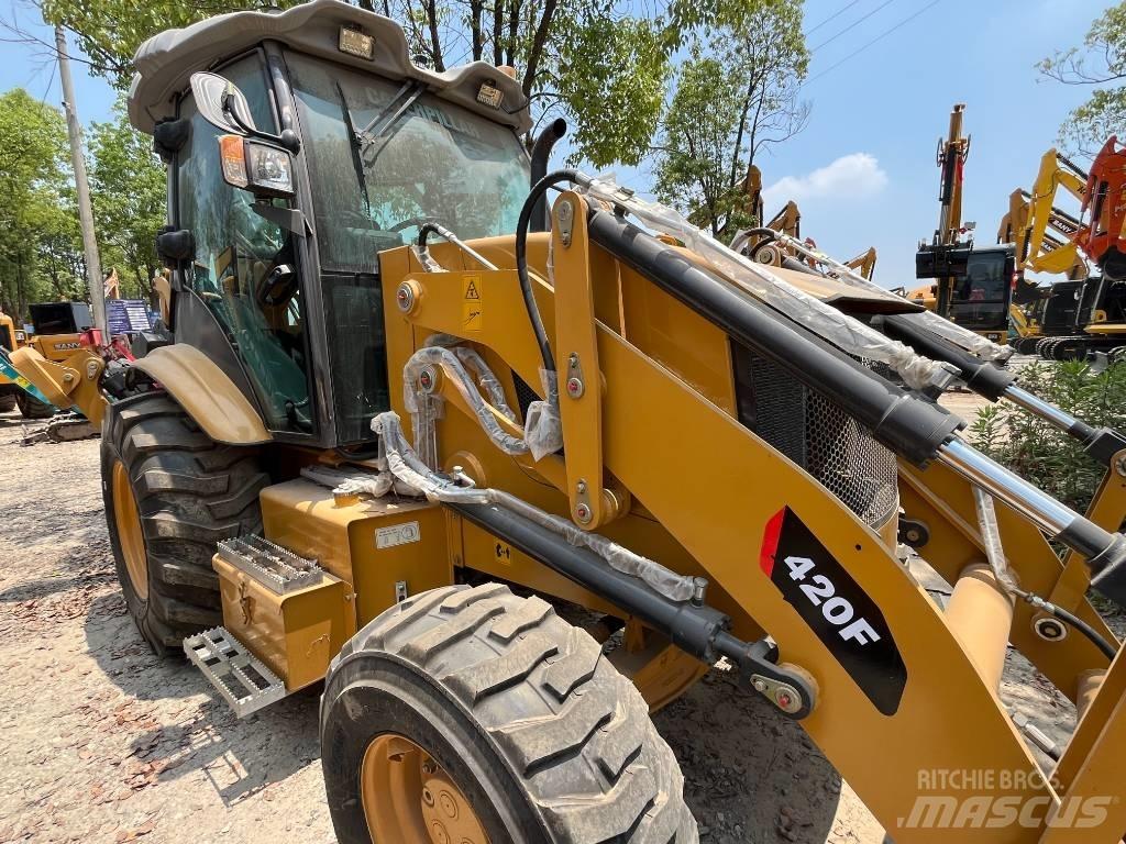 CAT CAT420F Iekrāvēji uz riteņiem