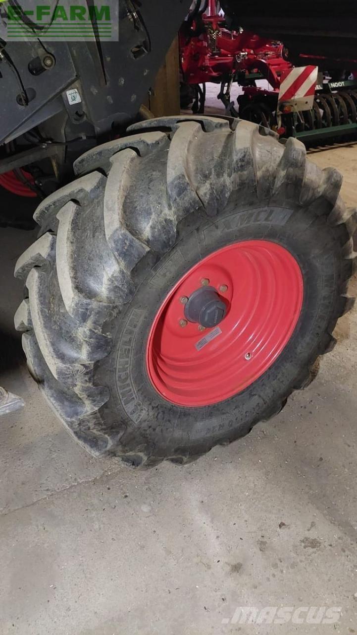 CLAAS tucano 430 Ražas novākšanas kombaini