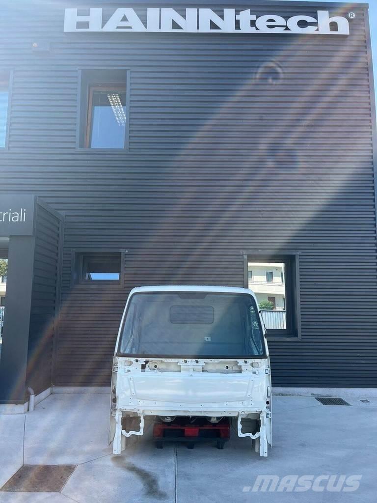 Mitsubishi S MODEL Kabīnes un interjers