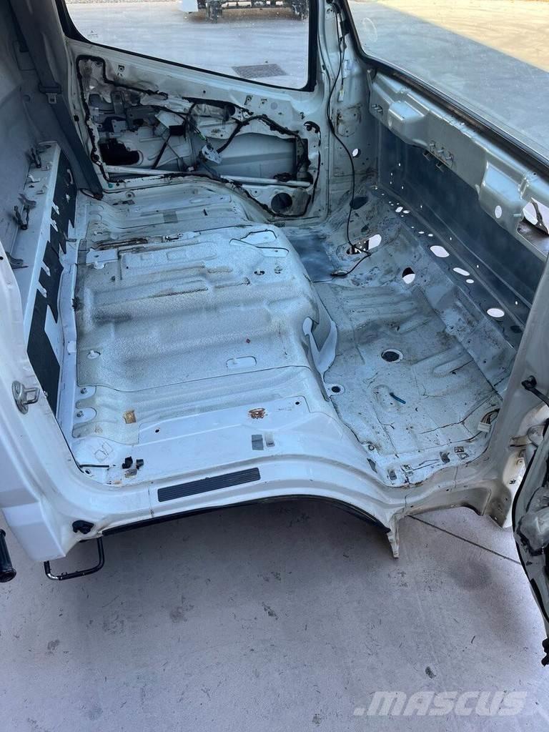 Mitsubishi S MODEL Kabīnes un interjers