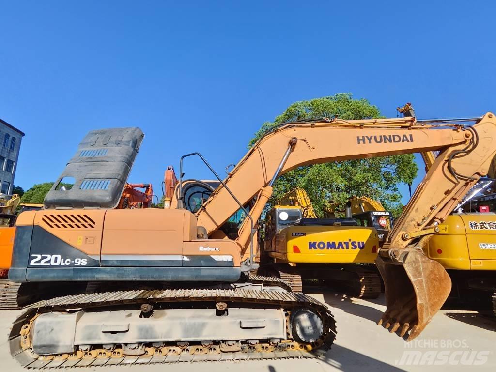 Hyundai Robex 220 LC Kāpurķēžu ekskavatori