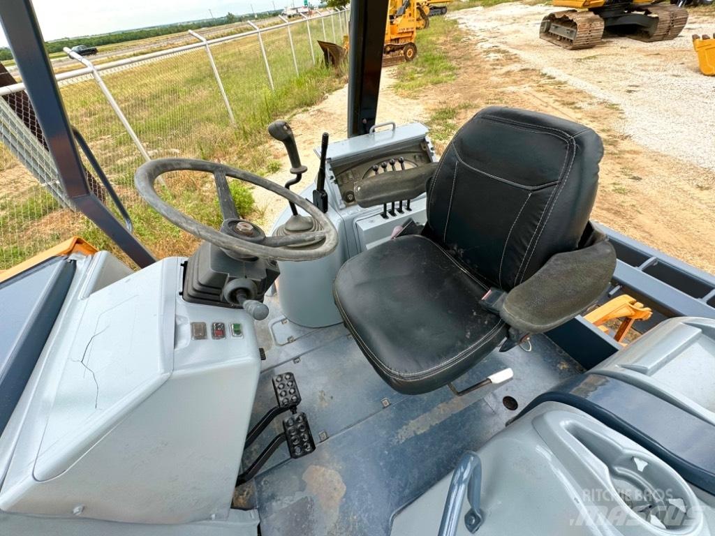 CASE 570 M XT Iekrāvēji uz riteņiem