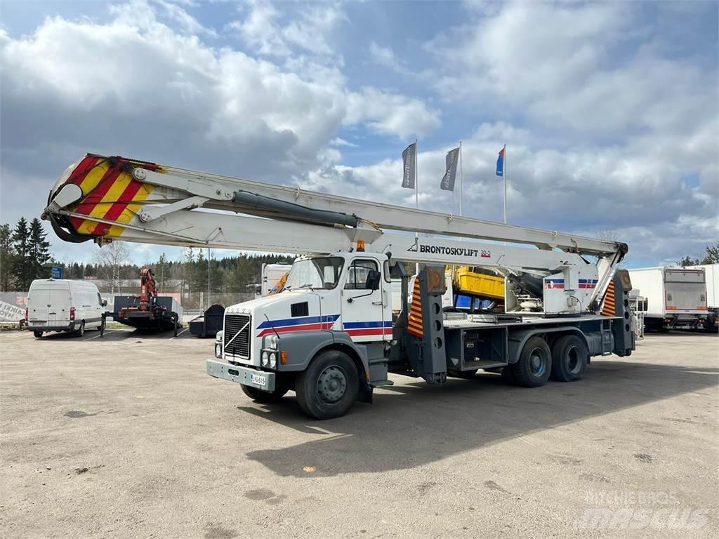 Volvo N12-1-V-6X2 Smagās mašīnas ar celtni