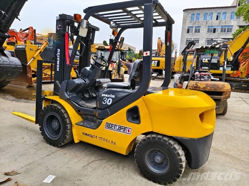 Komatsu FD30 Tehnika ar dīzeļa dzinēju