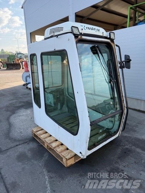 Liebherr CAB SERIE B Kabīnes un interjers