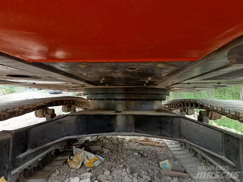 Hitachi ZX200 Kāpurķēžu ekskavatori
