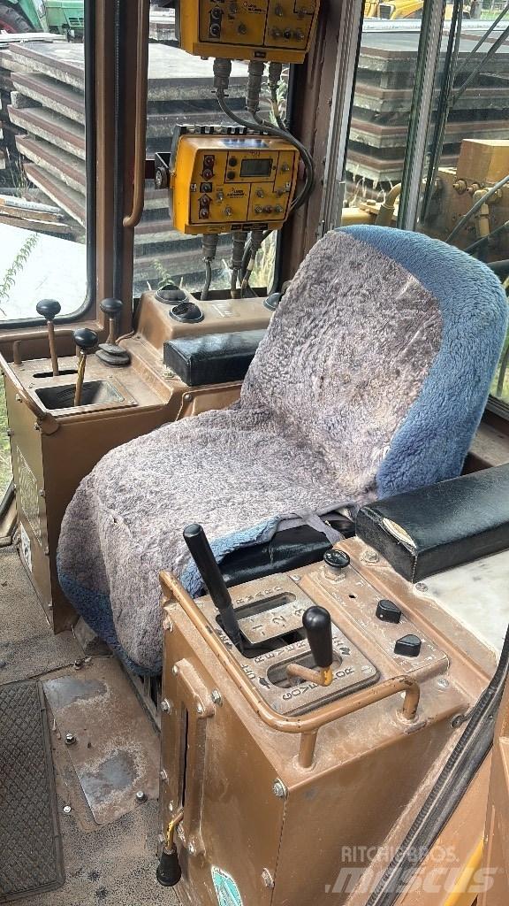 CAT D 4 C Kāpurķēžu buldozeri