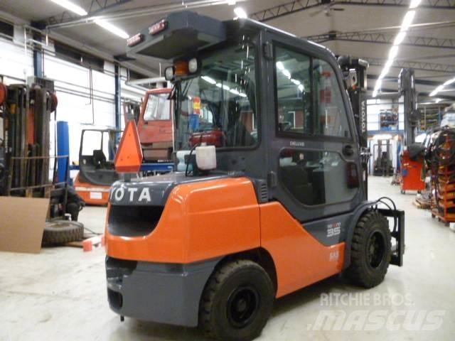 Toyota 52 - 2 - FDJF 35 Tehnika ar dīzeļa dzinēju