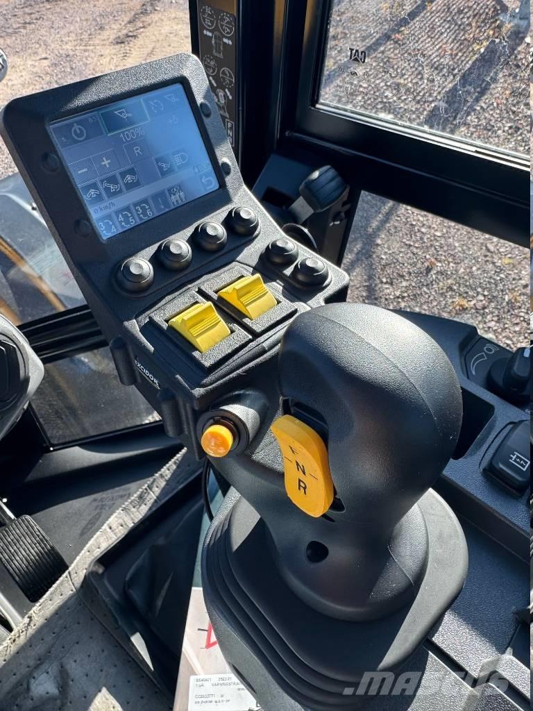 CAT 908 Iekrāvēji uz riteņiem