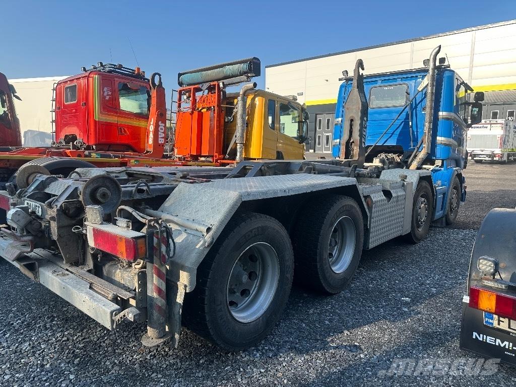 Scania R420 8X4/4 Treileri ar āķi