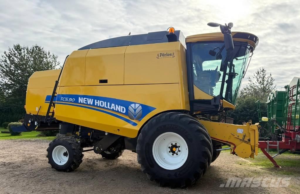 New Holland TC 5.90 Ražas novākšanas kombaini