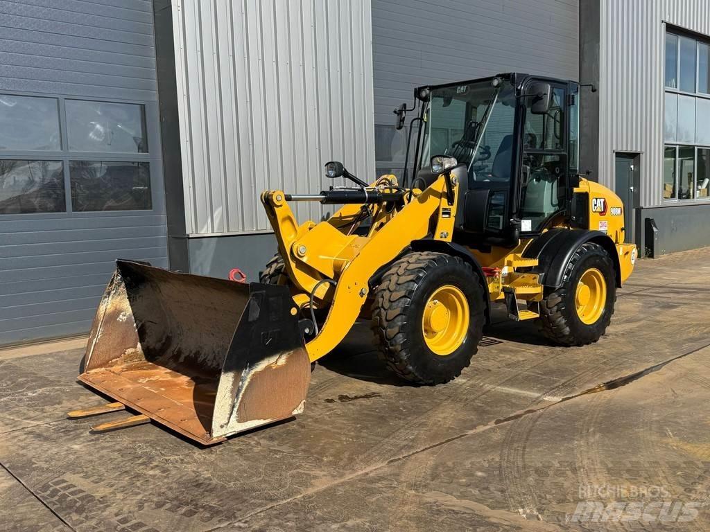 CAT 908M Iekrāvēji uz riteņiem