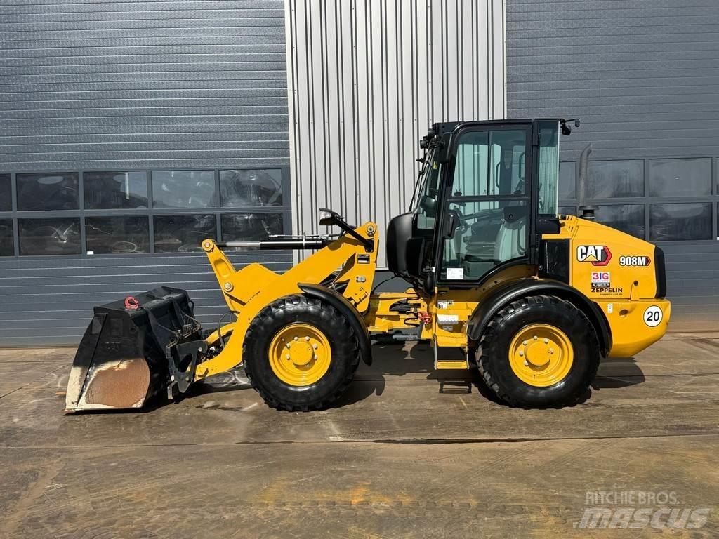 CAT 908M Iekrāvēji uz riteņiem