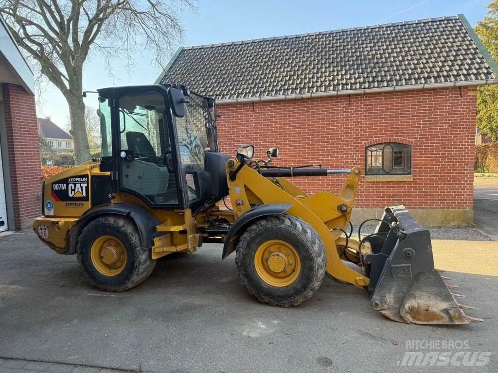 CAT 907M Iekrāvēji uz riteņiem