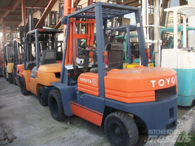 Toyota 5 FD 30 Tehnika ar dīzeļa dzinēju