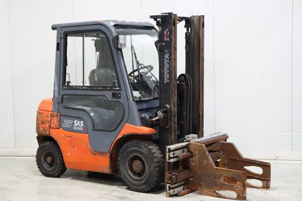 Toyota 62-7FDF25 Tehnika ar dīzeļa dzinēju