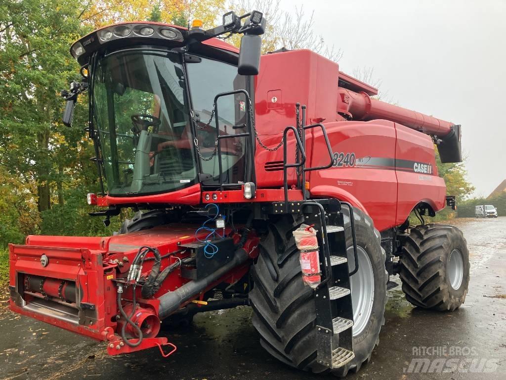 Case IH Axial 8240 Ražas novākšanas kombaini
