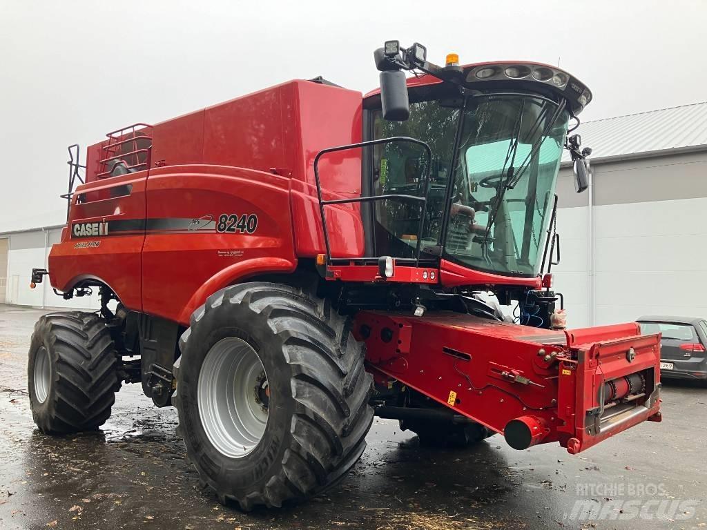 Case IH Axial 8240 Ražas novākšanas kombaini