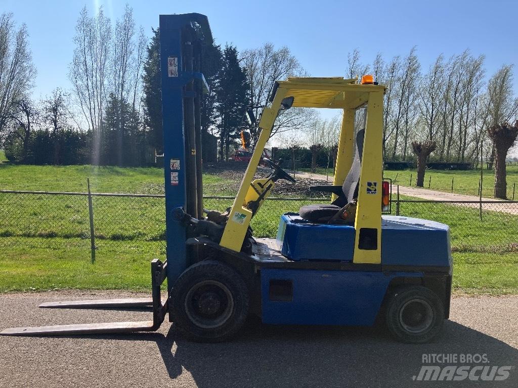 Nissan Heftruck Tehnika ar dīzeļa dzinēju