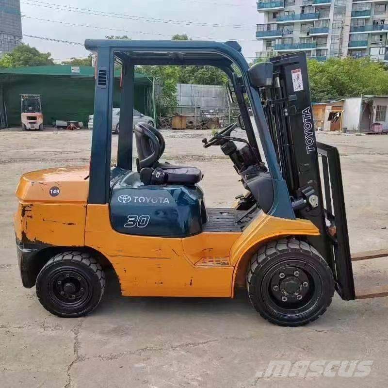 Toyota FD 30 Tehnika ar dīzeļa dzinēju