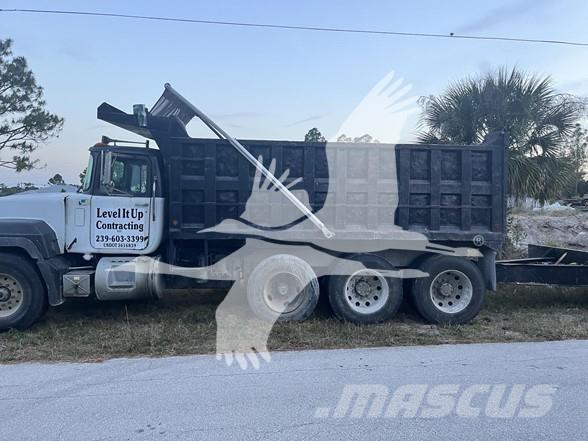 Mack RD688S Pašizgāzējs