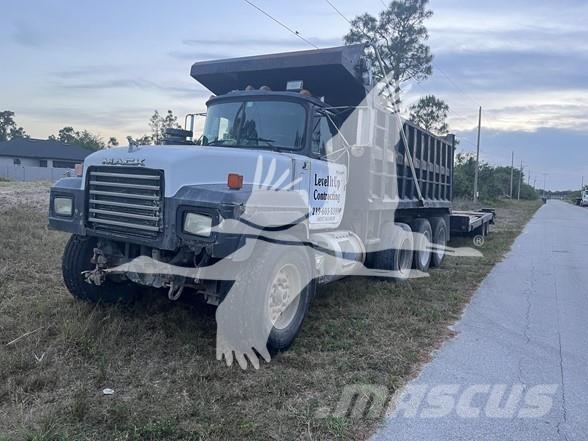Mack RD688S Pašizgāzējs