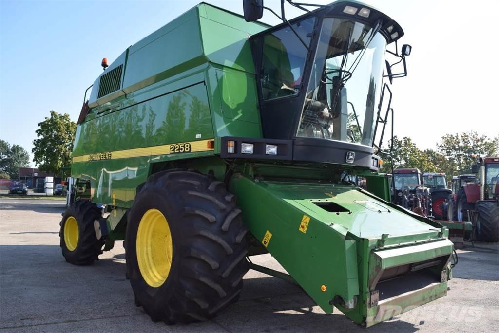 John Deere 2064 Ražas novākšanas kombaini