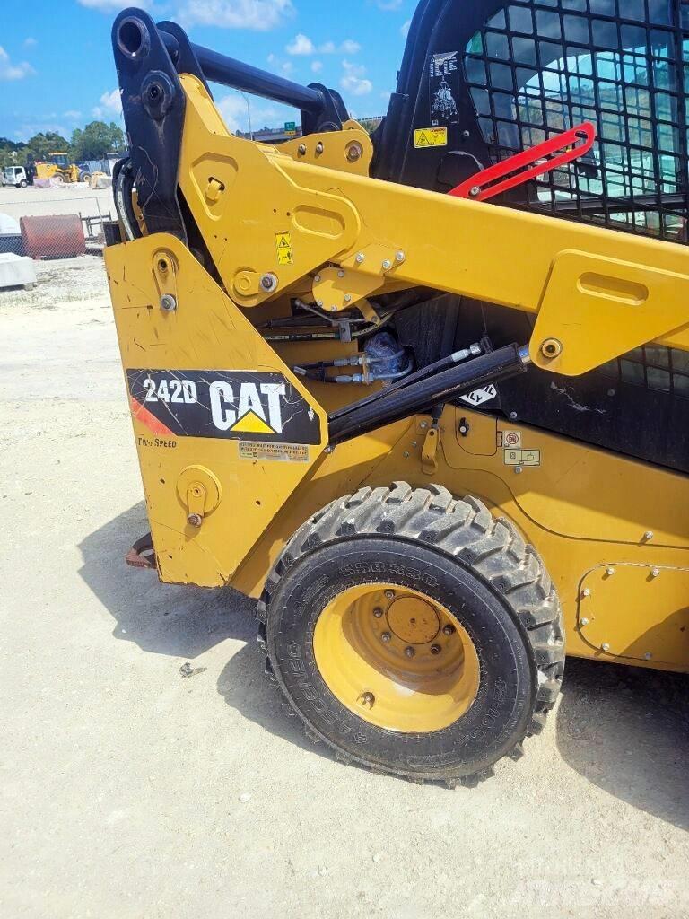 CAT 242 D Lietoti riteņu kompaktiekrāvēji