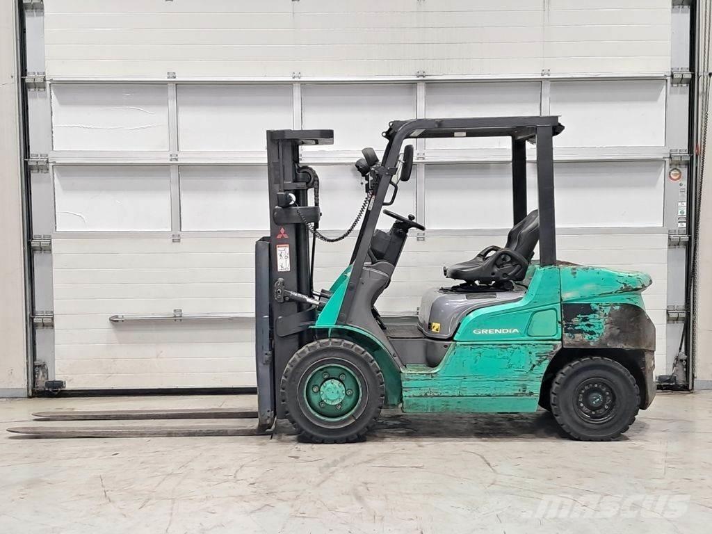 Mitsubishi FD30NT Tehnika ar dīzeļa dzinēju