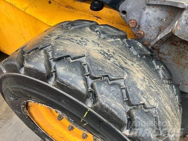 JCB 225 Lietoti riteņu kompaktiekrāvēji