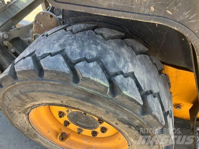 JCB 225 Lietoti riteņu kompaktiekrāvēji