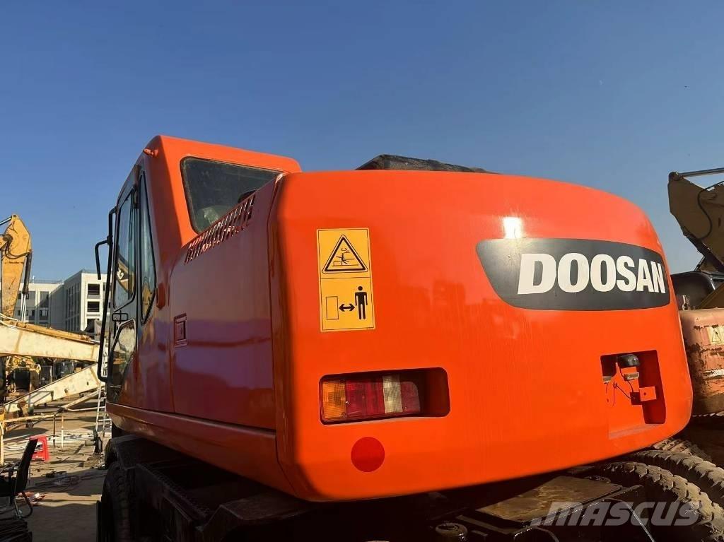 Doosan 150 W-7 Ekskavatori uz riteņiem