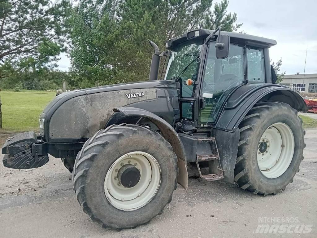 Valtra T 171 Traktori